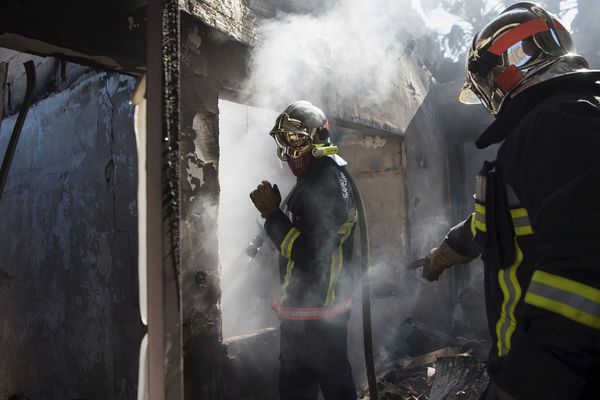 Les pompiers luttent toujours contre les flammes à La Londe-les-Maures.