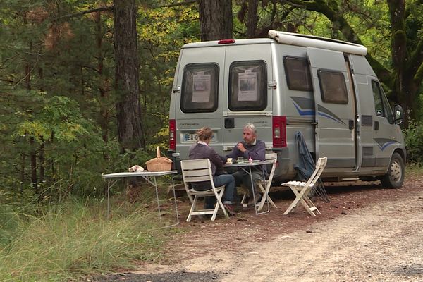 "Condamné à l'errance", Philippe Tribaudeau  vit depuis une dizaine d'années, avec sa compagne et leur fille, dans un camping-car pour échapper aux ondes électromagnétiques  qui le font souffrir.