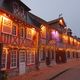 Le charmant village de Beuvron-en-Auge (Calvados) propose des illuminations de Noël aussi féériques qu'en Alsace.