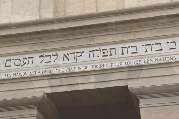 L'entrée de la synagogue de Bayonne où a été installé le musée du judaïsme