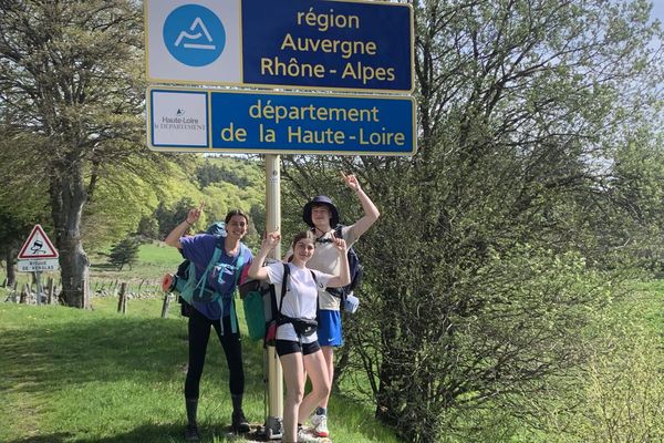 Lilou, Noémie et Robin, trois étudiants en médecine clermontois se sont lancés sur le chemin de Compostelle début mai.