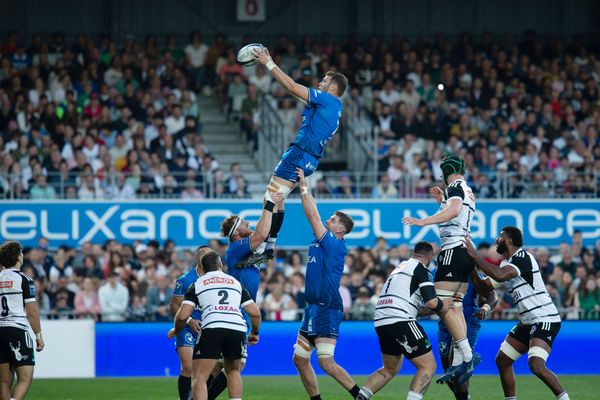 Touche pour Grégoire Bazin de Vannes lors du match de rugby de Pro D2 entre le RC Vannes et le CA Brive le 9 mai 2024 au stade de La Rabine à Vannes, France.