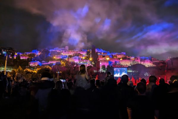 Pour l'ouverture de Biot et les Templiers 2024, un spectacle de mapping XXL s'est déroulé sur le village de verriers.