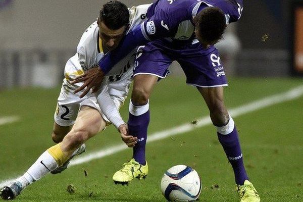 Le défenseur du Losc Sébastien Corchia en prise avec le Toulousain William Matheus samedi soir au Stade municipal de Toulouse 