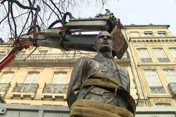 La sculpture de Jouffroy d'Abbans, lors de son second déplacement