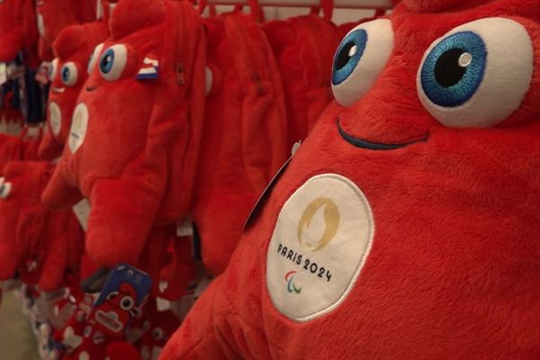 Des peluches des Phryges, les mascottes officielles de Paris 2024.