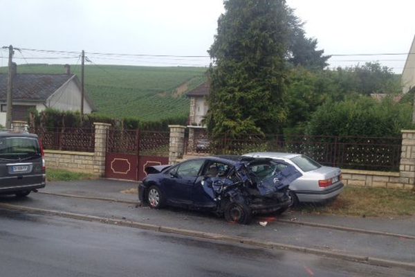 Cette voiture garée sur le bas-côté a été heurtée par le véhicule accidenté.