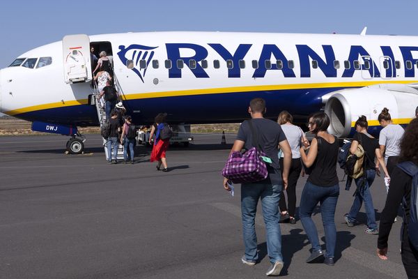 Aéroport de Béziers (Hérault) - un avion de Ryanair en partance pour Edimbourg - archives 