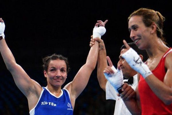 La boxeuse Sarah Ourahmoune lors de sa première victoire dans ces Jeux contre la Marocaine Zohra Ez Zahraoui.