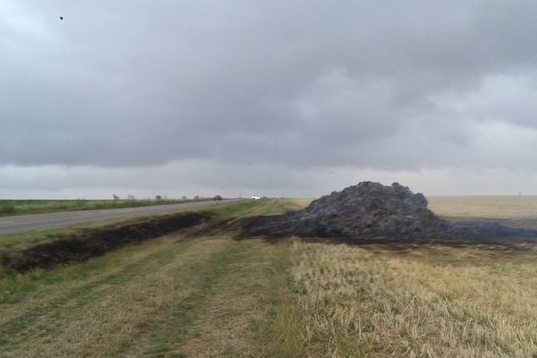 Le feu a détruit 400 tonnes de paille le long d'une route.