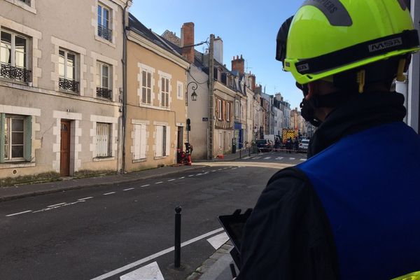 Les pompiers procèdent aux constatations au 21 rue de Bourgogne à Orléans le 12 janvier 2022.