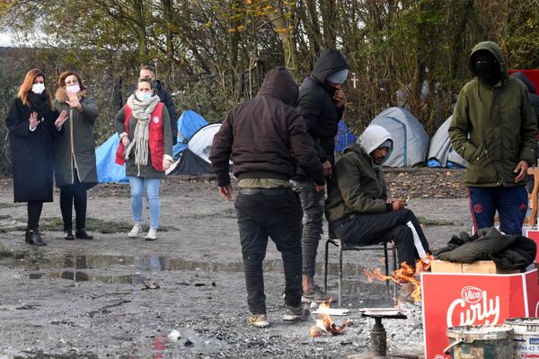 Le 1er décembre dans un camp de migrants à Calais, lors de la visite de la ministre déléguée chargée de la Citoyenneté, Marlène Schiappa (au fond à gauche).