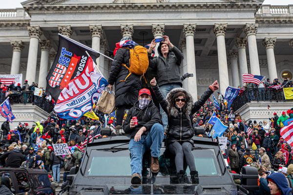 Plusieurs centaines de manifestants ont forcé le périmètre de sécurité du Capitole, siège du Congères des États-Unis, le 6 janvier à Washington. 52 personnes ont été interpellées.