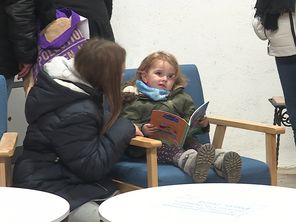 Ces fauteuils bleus, qui ont fait partie du village olympique, sont vendus 30 € dans la communauté Emmaüs de Planay en Côte-d'Or.