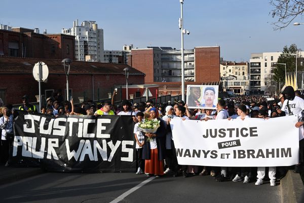 Une banderole réclamant "Justice pour Wanys et Ibrahim", prénom du passager qui se trouvait sur le scooter conduit par le jeune homme décédé.