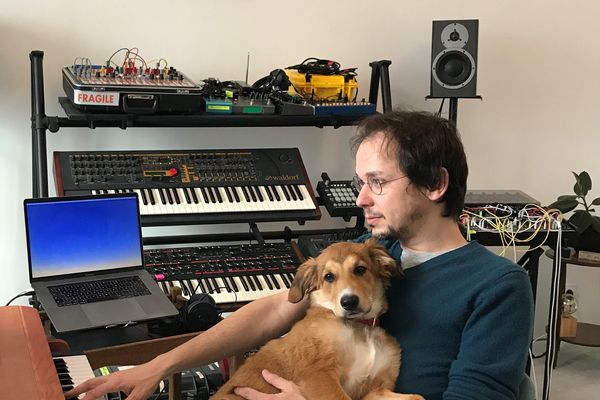 Rone avec sa chienne Becky dans son home studio à Cancale