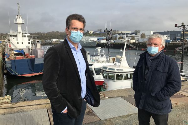 Pierre AlainPierre Alain Carré, directeur général de la CFTO (à gauche) et Yvon Riva, président d’Orthongel  (à droite) sur les quais de Concarneau. 