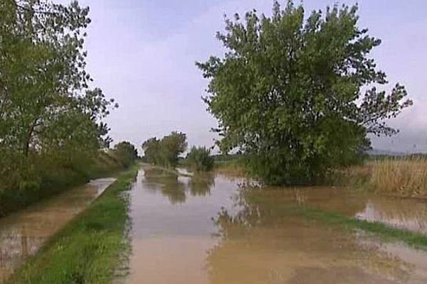 Villeneuve-lès-Maguelone (Hérault) - une digue de la Mosson a été submergée par le débit du fleuve inondant la commune - 7 octobre 2014