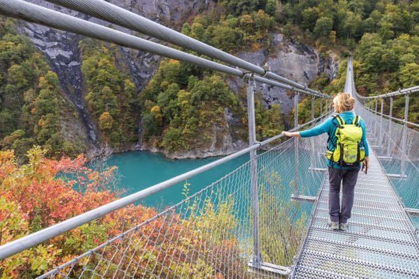 Randonnée autour du lac de Monteynard par les passerelles himalayennes. La passerelle du Drac, longue de 220 mètres, enjambe les gorges du Drac.