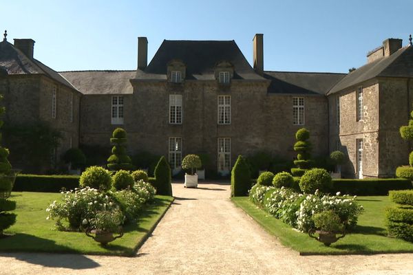 L'entrée principale du château de la Ballue et ses buis taillés.