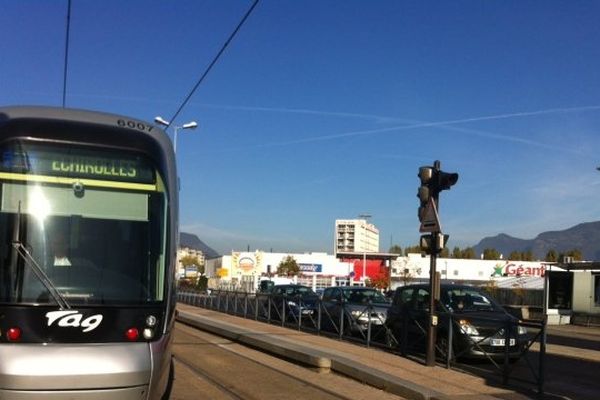 C'est à cet arrêt de tram, face au Géant, que la fille s'est faite agresser la nuit d'Halloween.