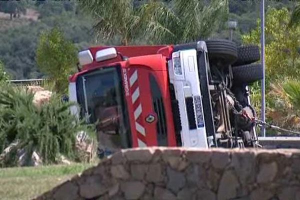 Un véhicule des pompiers s'est couché dans le rond-point de Baleone alors qu'il se rendait sur une intervention à Tavaco, le 7 août. L'accident a eu lieu vers 13h15