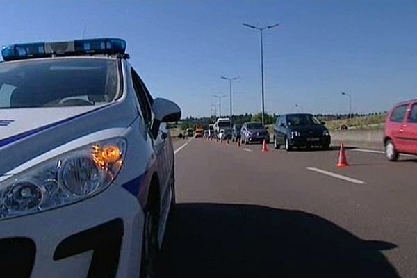 Une collision entre 2 véhicules provoque un important bouchon sur la voie Georges-Pompidou, dans le sens Toison d'Or/Longvic, vers 18h, mercredi 3 juillet 2013. (photo d'archives)