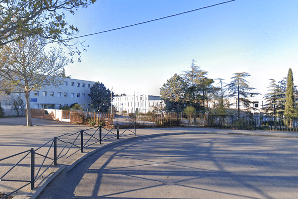 Le collège Mourion à Villeneuve-lès-Avignon dans le Gard.