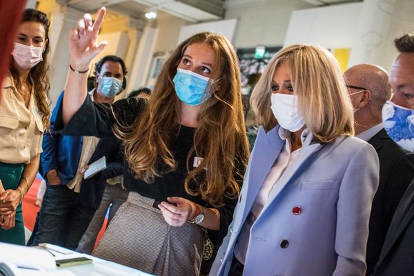 Floriane Berger (à gauche) aux côtés de Brigitte Macron (à droite) lors de la remise de son prix Jeune création 2020. 