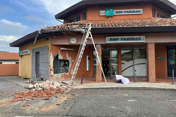 Les malfaiteurs ont tenté d'arracher le distributeur automatique de cette banque de la commune de Saint-Alban (Haute-Garonne).