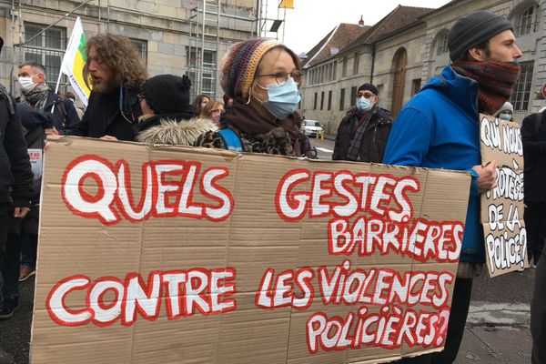 Les slogans étaient de sortie pour cette manifestation contre la "Loi sécurité globale".