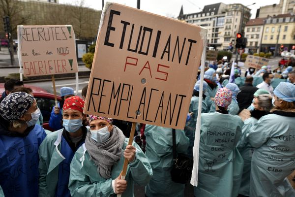 Des étudiants infirmiers sont en grève le 23 décembre dernier : ils dénoncent être la variable d'ajustement pour combler le sous effectif des hôpitaux pendant la crise sanitaire de la Covid-19. 
