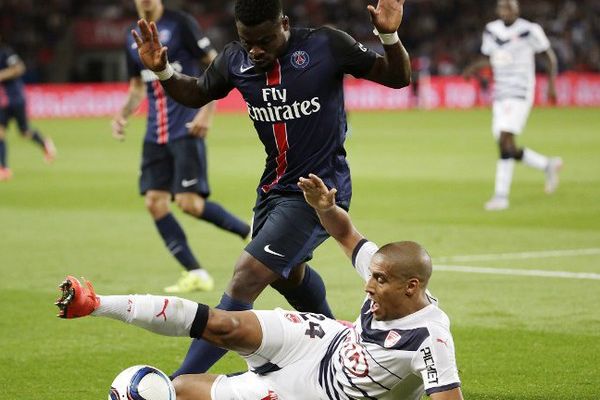 Le défenseur parisien Serge Aurier aux prises avec le Bordelais  Wahbi Khazri lors du match PSG-Bordeaux le 11 septembre 2015