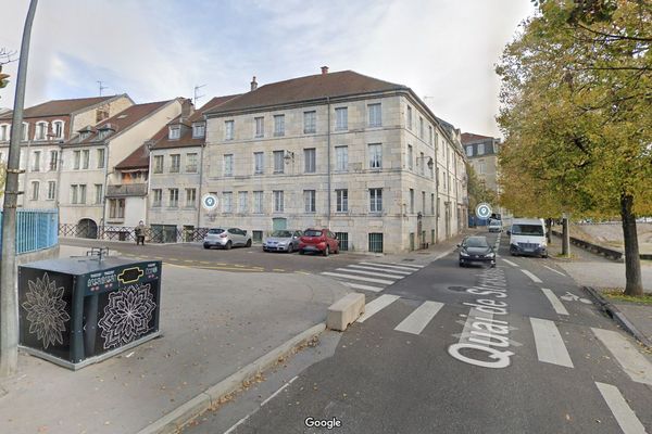 Le quai de Strasbourg à Besançon a été bouclé pendant une grande partie de la matinée du vendredi 28 octobre, après qu'un corps ait été retrouvé dans un appartement.