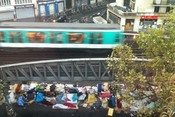 Un campement de migrants près de la station de métro Stalingrad, à Paris.