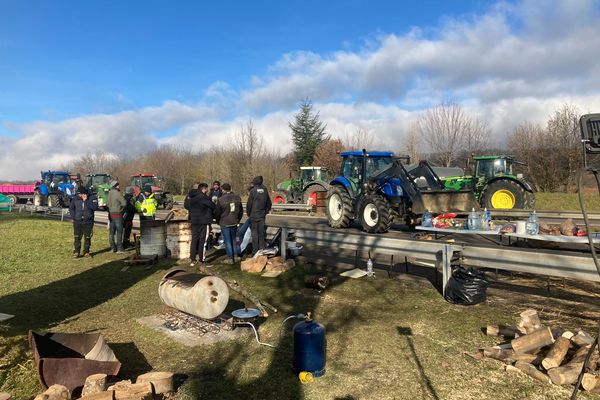 Sur l'A48, les agriculteurs poursuivent le blocage dans l'attente de plus de précisions après les annonces de Gabriel Attal - 27 janvier 2024