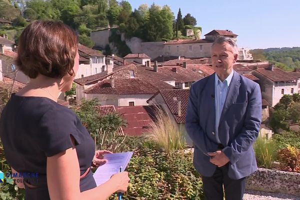 Emission spéciale depuis le village charentais d’Aubeterre-sur-Dronne, labellisé « plus beau village de France ».