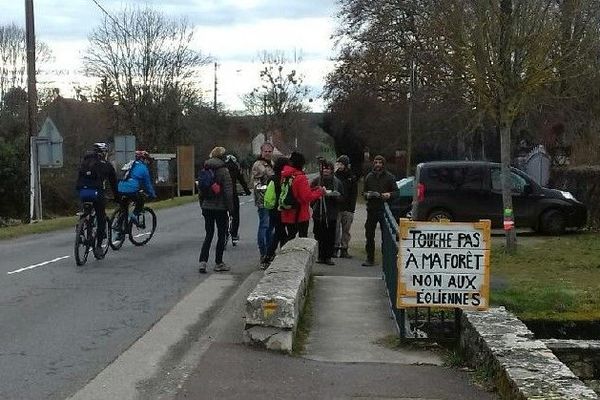 Des opposants à l'implantation d'éoliennes dans la forêt des Colettes ont tenté de sensibiliser des participants à la traditionnelle randonnée des Colettes, dimanche 4 mars.