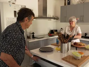 La charge est lourde au quotidien pour les aidants de malades d'Alzheimer.