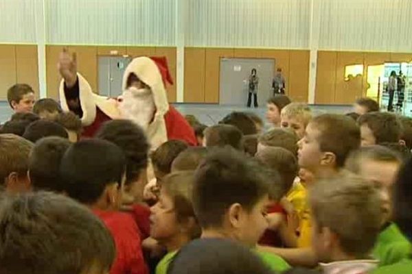 Invité surprise de la rencontre de futsal dans le Puy-de-Dôme, le Père Noël est apparu victorieux au milieu des jeunes joueurs. 