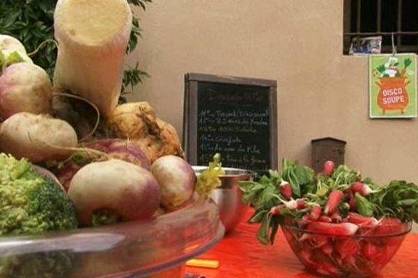 Préparation du repas commun avec des légumes invendus de la grande distribution