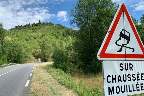 Le couple a été retrouvé dans une voiture tombée dans un fossé au bord de la route départementale 840, sur la commune de Valady, près de Rodez.