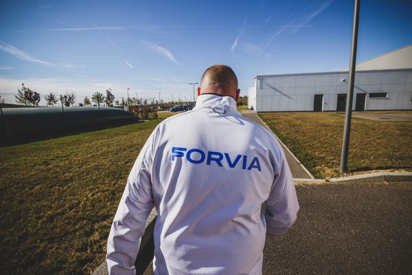 À Allenjoie, le site Forvia inauguré en octobre 2023 regroupe deux activités : l'hydrogène, qui ne décolle pas, et les pots d'échappements, tributaires de la fin annoncée des véhicules thermiques d'ici à 2035.