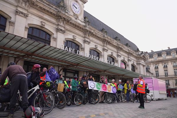 Une cinquantaine de sociétaires de Railcoop ont pris la route pour Lyon, à vélo ou à pied pour soutenir le projet.