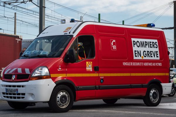 Jeudi, les sapeurs-pompiers ont défilé aux côtés du personnel hospitalier à Chambéry (Savoie)