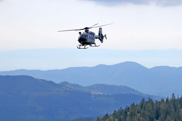 Un hélicoptère de secouristes des CRS Alpes. Image d'illustration.