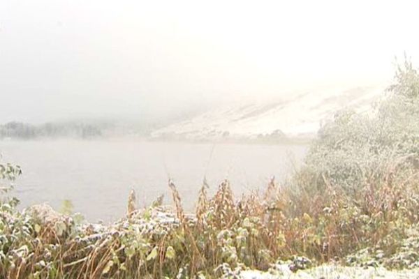 Un voile blanc a recouvert les environs du lac de Guéry (Puy-de-Dôme).