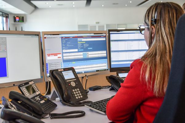 Un centre de traitement des appels aux secours, situé dans les Alpes.