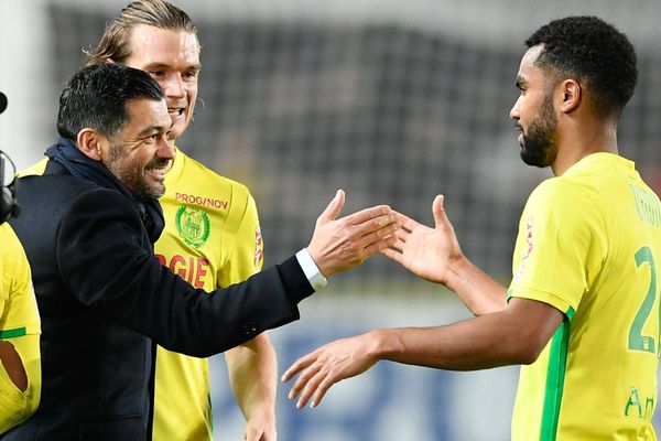 Sergio Conceiçao félicite Koffi Djidji à l'issue de la victoire du FC Nantes contre l'OM le 12 février 2017