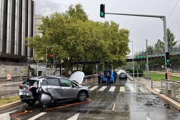 Un accident a eu lieu devant la mairie de Grenoble et le Stade des Alpes, ce dimanche 8 septembre, et a mené à une fusillade.